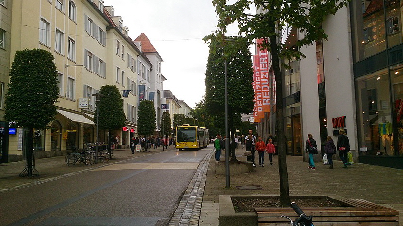 Wir sind in Kempten auf der Fischerstrasse, Blick Richtung Süden, da geht's zum Forum und Bahnhof.