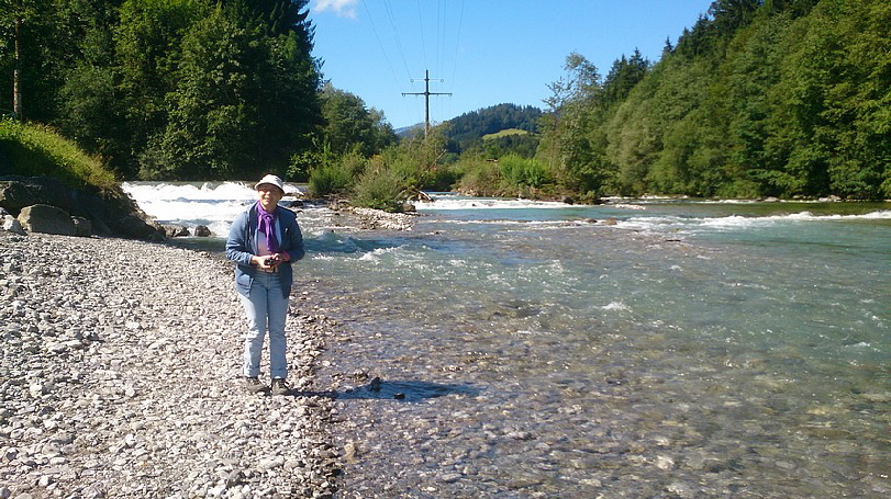 Karin sammelt Steine zum Beschriften.