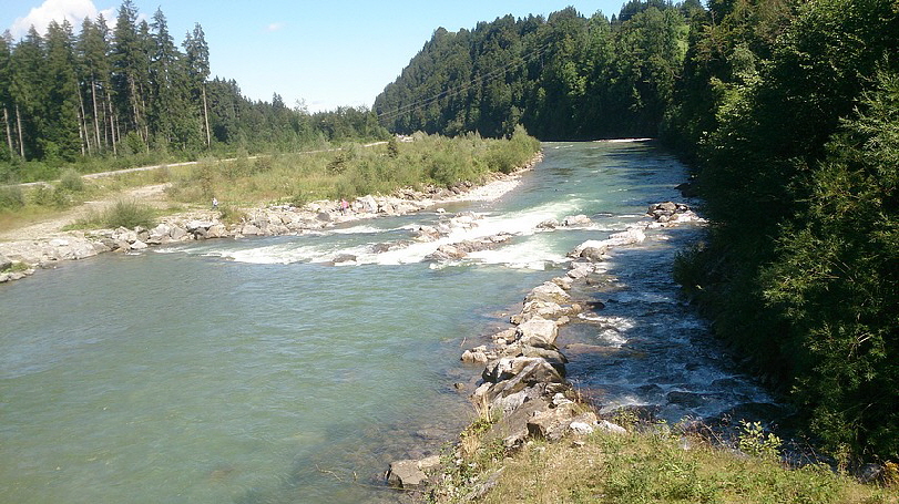 Illerabwärts wird das Wasser etwas wilder.