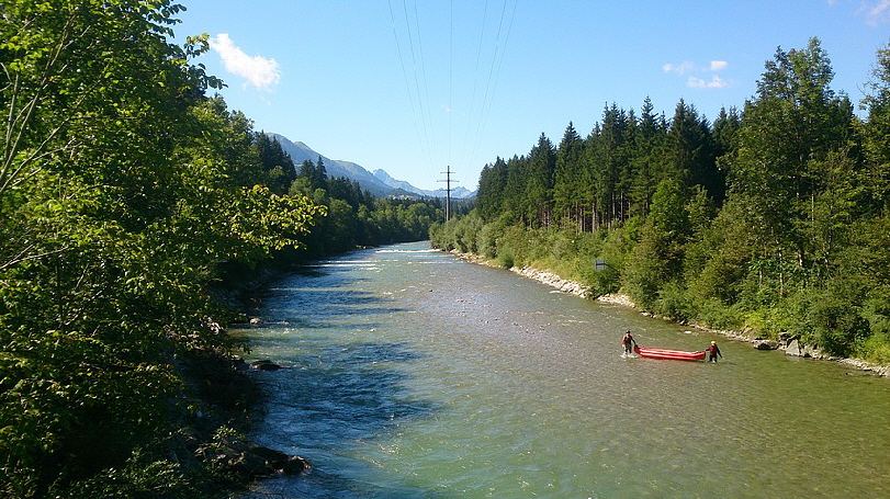 Die Iller Richtung Norden auf dem Weg nach Sonthofen.
