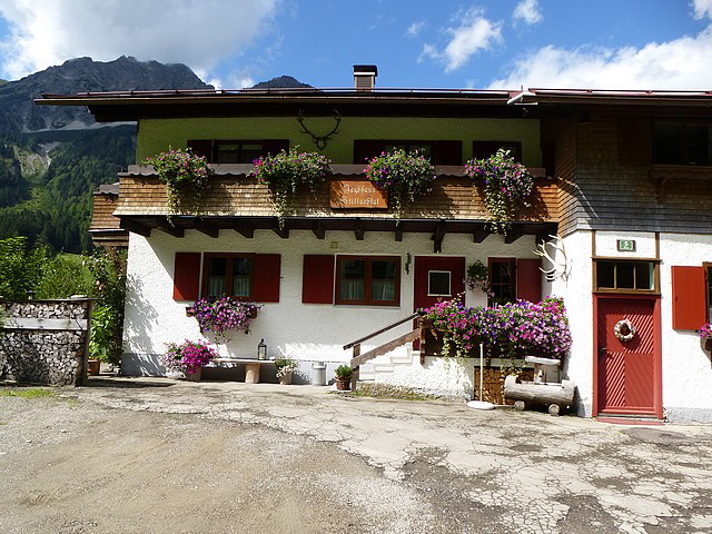 Schöne Blumenkästen mit Haus dran! Sieht hübsch aus!