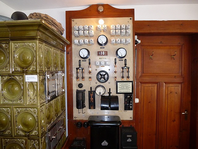 Eine Schalttafel aus vergangener Zeit, als das Landgasthaus "Adler" noch eine eigene Stromversorgung hatte. Tip: Hier kann man sehr gut essen.