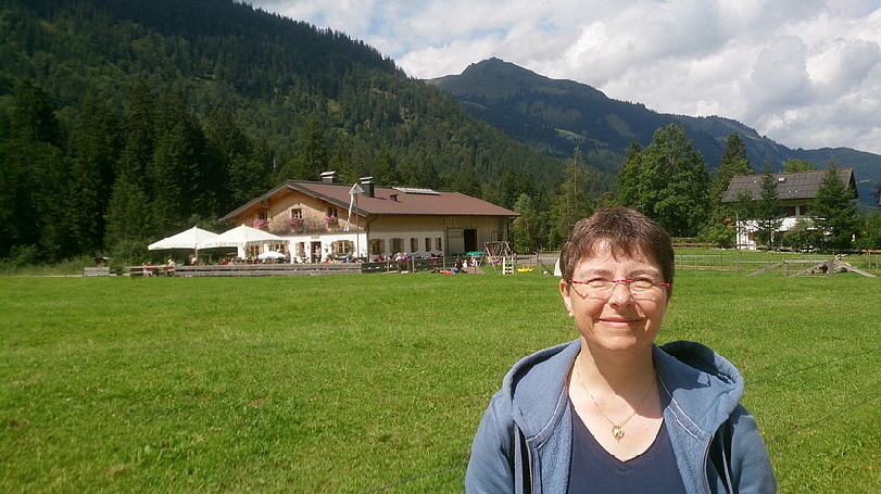 Karin lacht, noch ist sie gut zu Fuss!