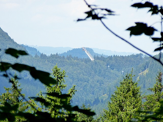 Die Heini-Klopfer-Flugschanze aus der Ferne.