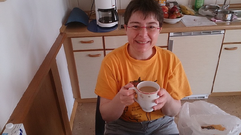 Karin beim Frühstück! Hier schmeckt es sehr lecker!