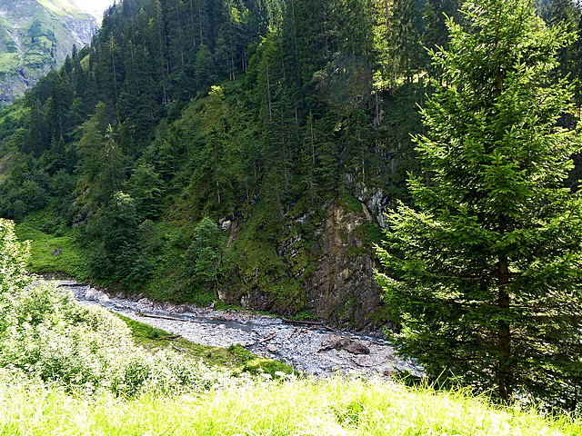 Wir gehen zurück, es ist dunkel geworden. Man sieht es durch hilfreiche Technik nicht. Der PC macht's möglich.