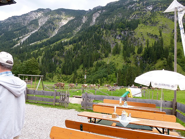 Wir sind spät dran, die Bänke sind schon geräumt.