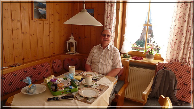 Beim Frühstück, danach probieren wir eine leichte Wanderung.