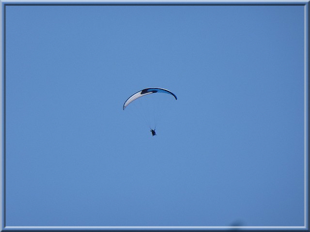 Vom Balkon aus kann man die Gleitschirmflieger fast greifen.