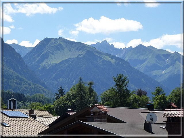 Über den Dächern braut sich das erste Gewitter zusammen. Bei der Hitze ist das kein Wunder.