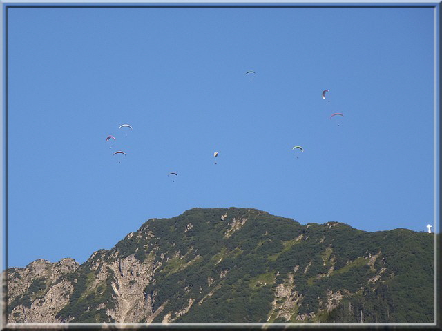 Gleitschirmflieger am Schattenberg. Im nächsten Jahr wollen wir das auch im Tandem ausprobieren! Hab' mich gewogen - bin zu klein um heute mitzufliegen zu können!