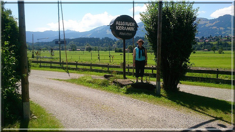 Karin steht am Eingang eines Verkaufsparadieses! Keramikwerkstatt!