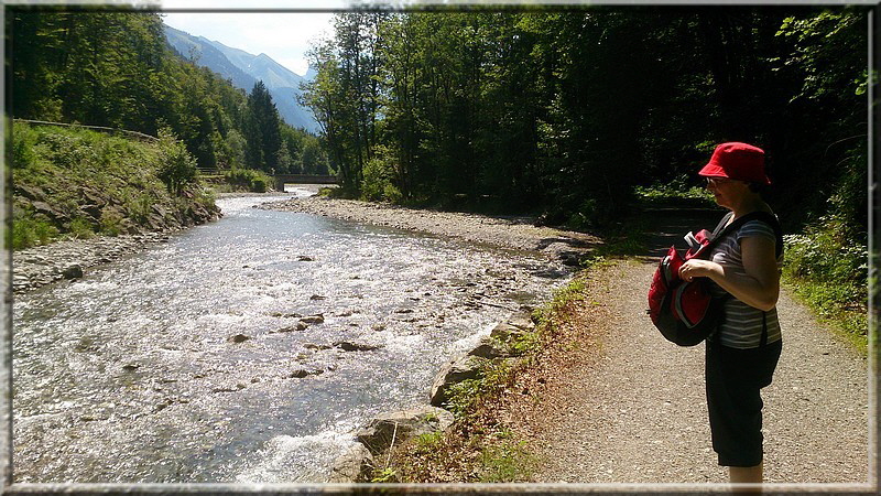 Waldweg zum Jägerstand an der Trettach entlang.
