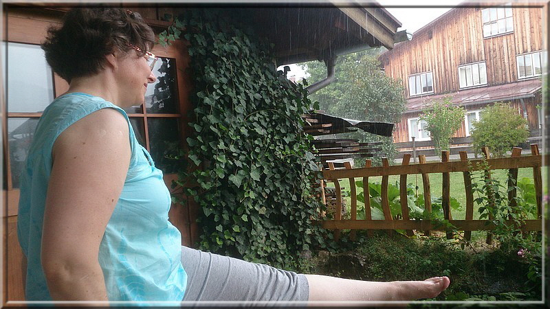 Jetzt kann man seine Füße im Freien waschen und von wegen"kaltes Wasser"! Warm wie aus einer Therme!