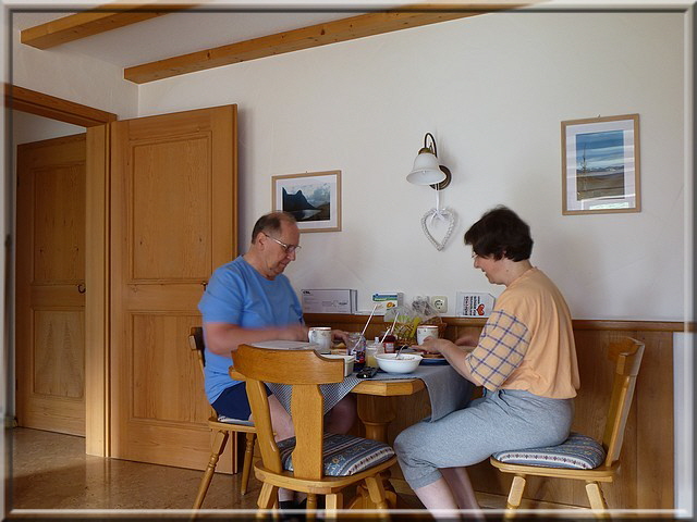 Die Stärkung am Morgen ist doch ein guter Tagesanfang. Honigbrot, Marmelade, Müsli und ein Ei, dazu Holzofenbrot und Kaffee -  der Tag kann kommen!