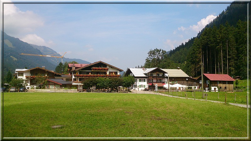 So sieht Birgsau von Süden her aus. Auf der rechten Seite befindet sich eine kleine Landgaststätte, da lohnt die Einkehr!