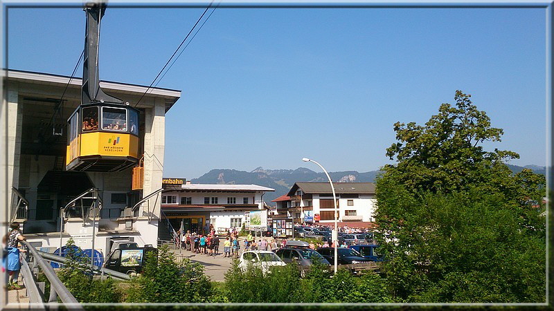 Riesenschlange an der Kasse zur Nebelhornbahn bei 37°C. Das Rote Kreuz hilft ja!