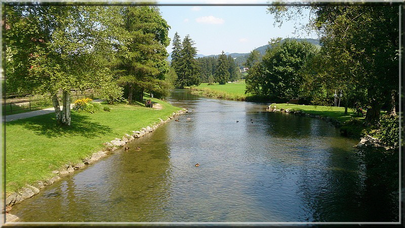 Wasserweg durch den den Fischener Kurgarten.