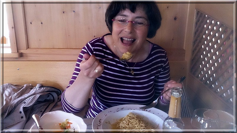 Karin gönnt sich ein gutes Essen. Im Bericht steht (später)  mehr darüber.