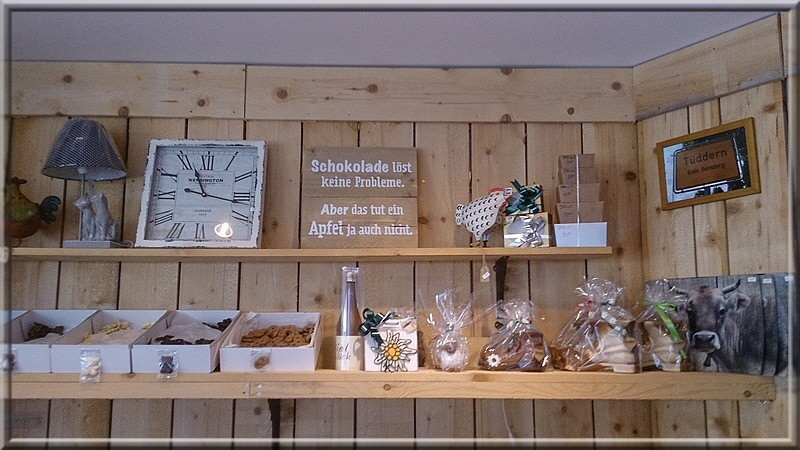 Ein ganz bedeutender Erholungsort in Oberstdorf. Die Schokolateria in der Kirchstrasse! Da muss man einfach gewesen sein! Von hier stammt auch die Schokolade für unseren Chorleiter! Für Geplagte: bitte den Spruch auf der Tafel beachten!!!!