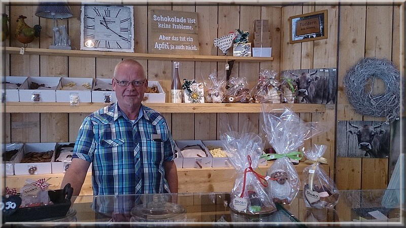Hier der Besitzer des Schoko-Ladens - ein Holländer mit einer riesenguten Idee - , Frau und Tochter waren sehr beschäftigt und kamen leider nicht mit auf's Bild. Ein "Muss" für Gäste aus allen Ländern! Wer sich bei Schoko nicht beherrschen kann sollte draussen bleiben ;-))  !