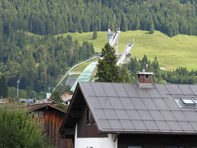 Blick vom Balkon zur Schattenbergschanze.
