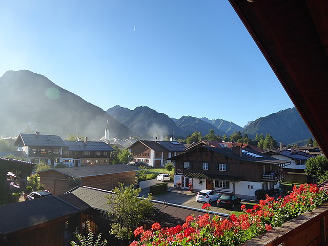 Die Metzgerei räuchert schon früh den ganzen Ort ein.