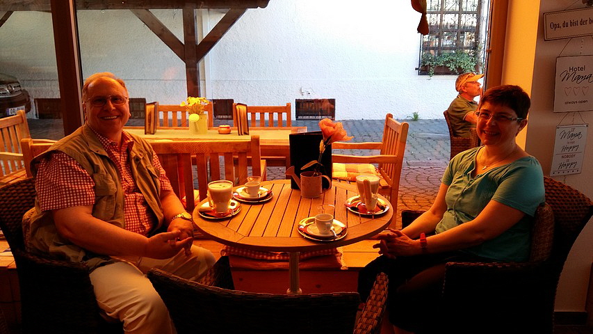 Bei Netti und Ruud de Groot im "Shoko-Laden". Wer nach Odorf kommt muss unbedingt hier her. SUUUUPER !!!! Latte Matico mit Sahne und Eierlikör !!!