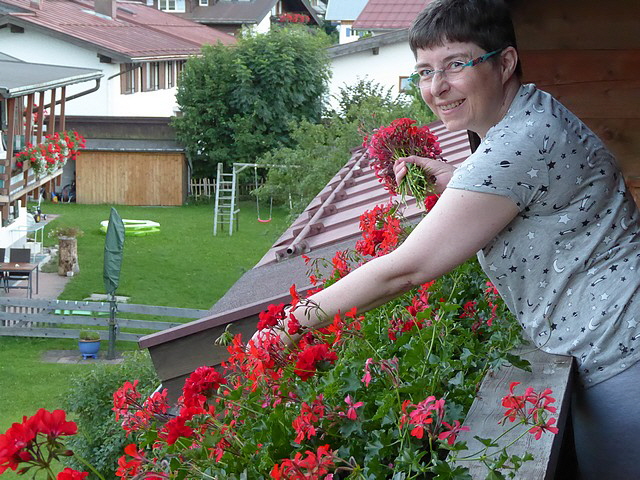 Das Blumenmädchen bei der Arbeit.