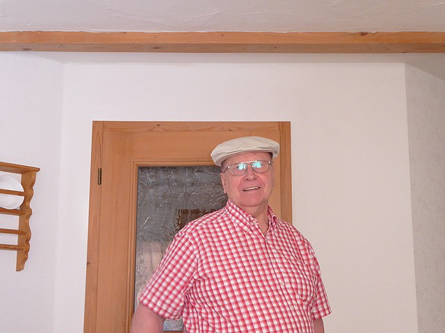 Hab' mir 'ne neue Kopfbedeckung gekauft.
Sieht fesch aus, gell  ,-)).