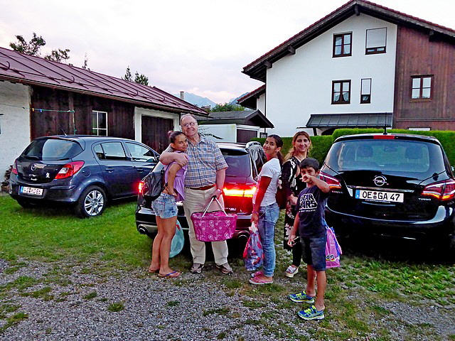 Wir freuen uns mit den Enkelkindern.