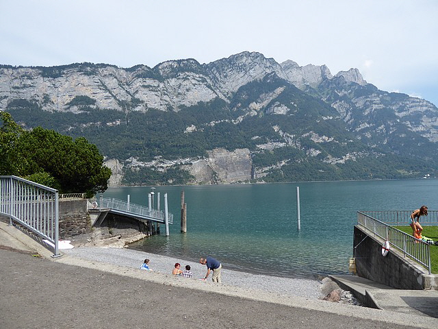 Am Ufer des Walensees in Mühlehorn.