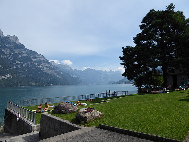 Am Ufer des Walensees in Mühlehorn.