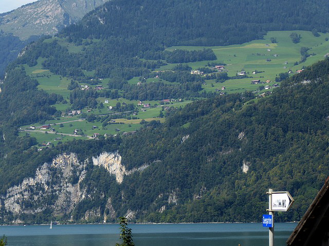 Gegenüber liegt Amden. da müssen wir noch hin und dann noch viiiiiel weiter rauf nach Arvenbuel.



