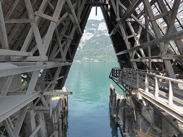 Blick in eine verlassene Bootswerft.