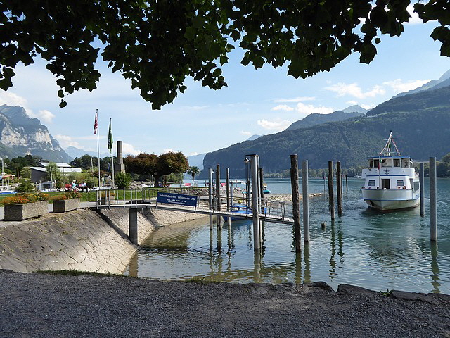 Wir entspannen uns mal. Füsse weit weg und 'ne Wurstsemmel in der Hand. So geht's!