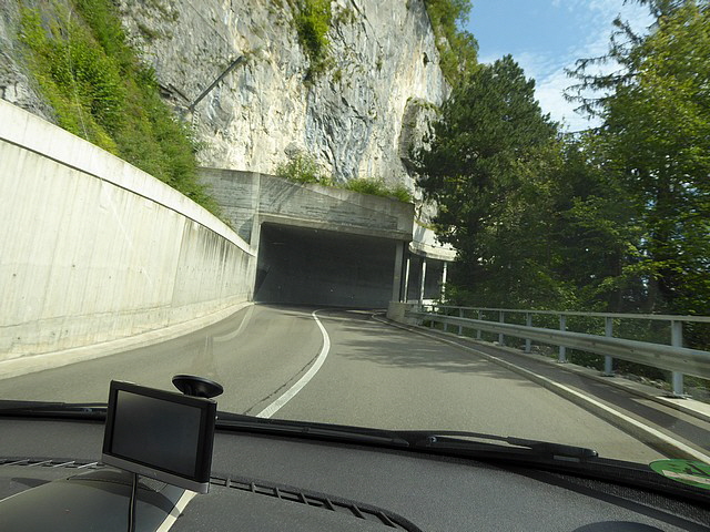 Rein in's Loch und nur nicht Angst bekommen.