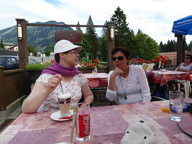 So, jetzt ist es raus! Wir haben hier auf Andrea und Bernhard gewartet. Die Zwei haben gerade ihre Bergtour beendet und wir waren hier verabredet.