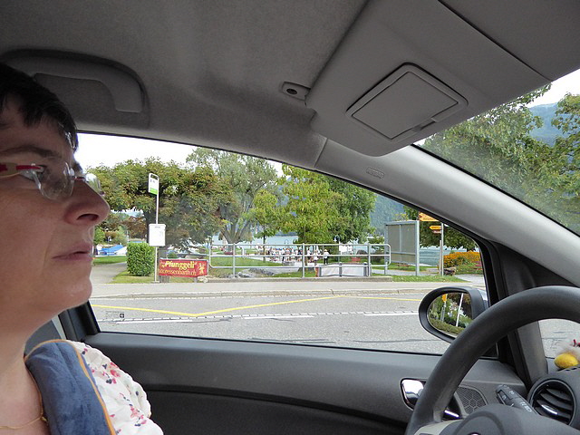 Karin sieht erleichtert aus.