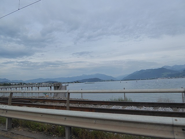 Auf dem Damm: links Zürichsee, rechts Obersee, Richtung Rapperswil.