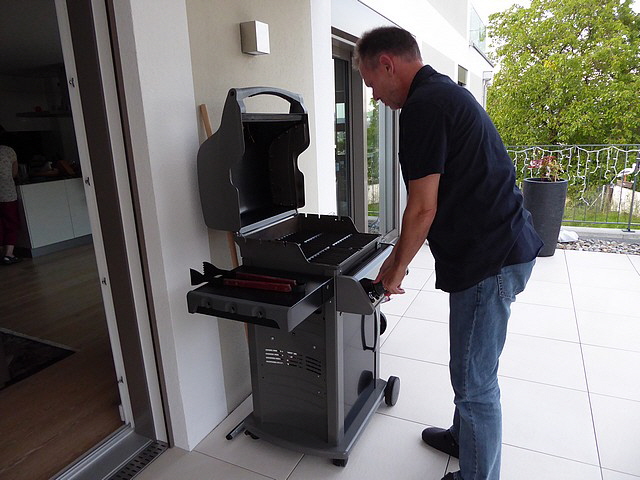 Bernhard am Grill beim "Grillieren". So sagen die Schweizer.
