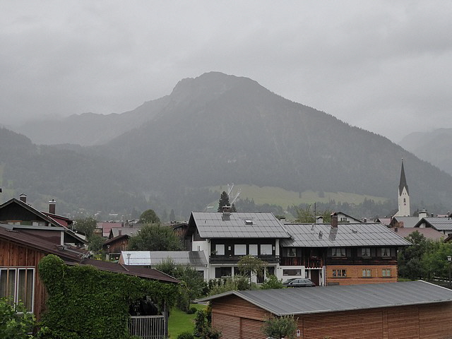 Bei unserer Rückreise nach Wiesbaden weint der Himmel über Oberstdorf.