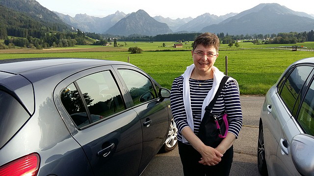 Karin posiert vor dem Himmelsschrofen.