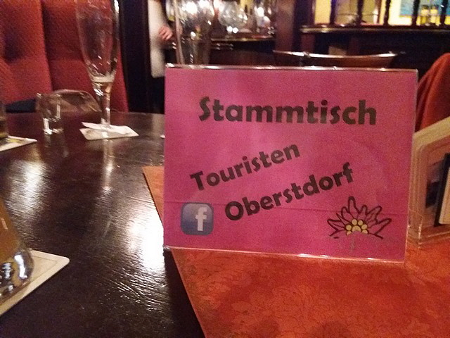 In "Martin's Bistro & Cafe": Stammtisch der FB-Freunde ist ausgeschildert.