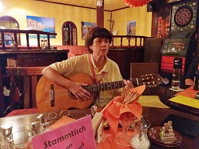 Martina sang und spielte zur Gitarre. Den Applaus bekam sie zu recht.