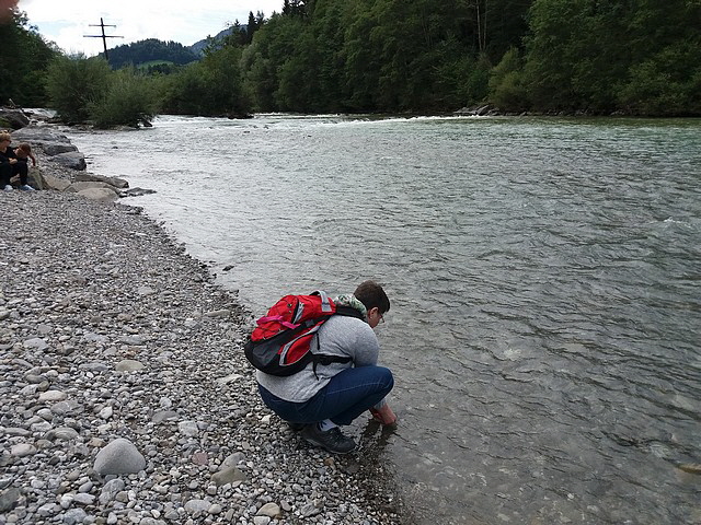 Karin sammelt "Erinnerungssteine". Später kommt das Datum auf die Steine.