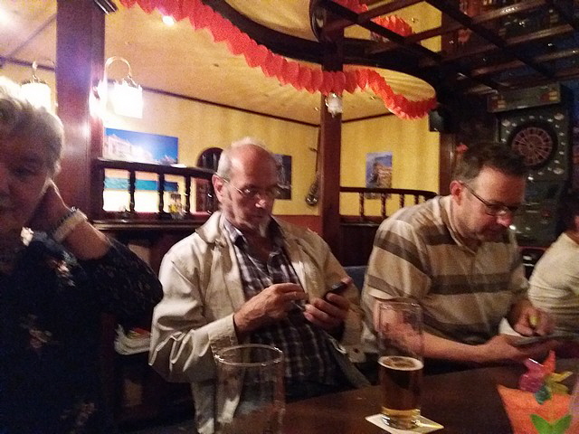 Am FB-Stammtisch. Fremde treffen sich und werden Freunde.