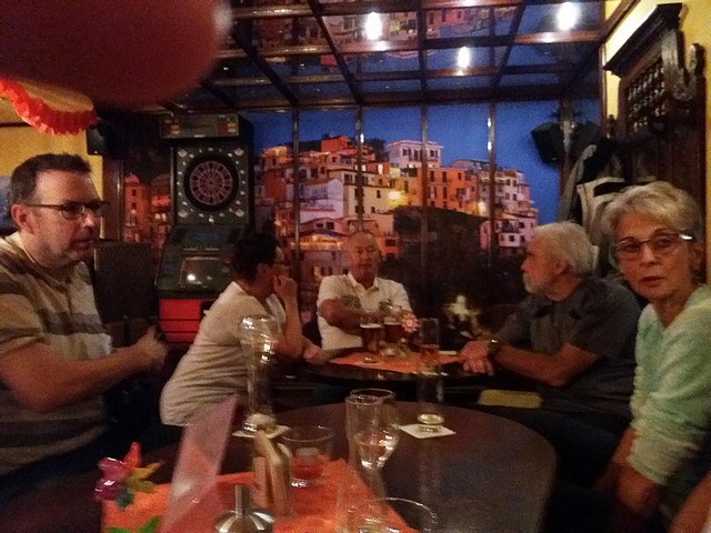 Am FB-Stammtisch. Fremde treffen sich und werden Freunde.