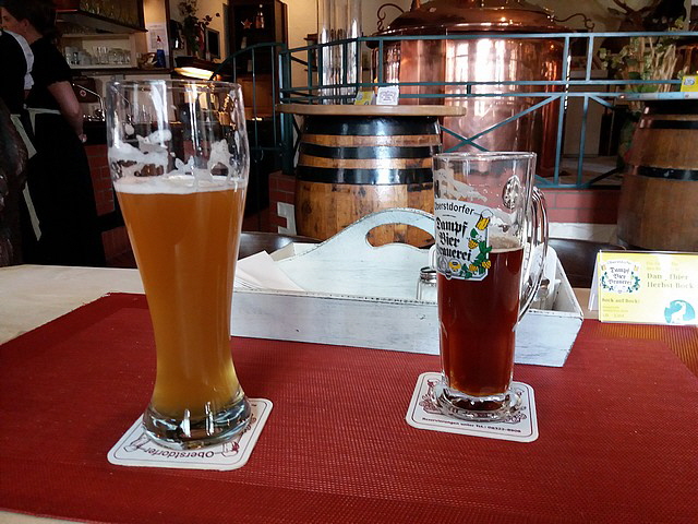 Gsuffa ham's un dör nid gwier, aus die Eimer Wein un Bier. Homm's dann öis gsuffa kabd, san's dann underm Disch drund gflackt.