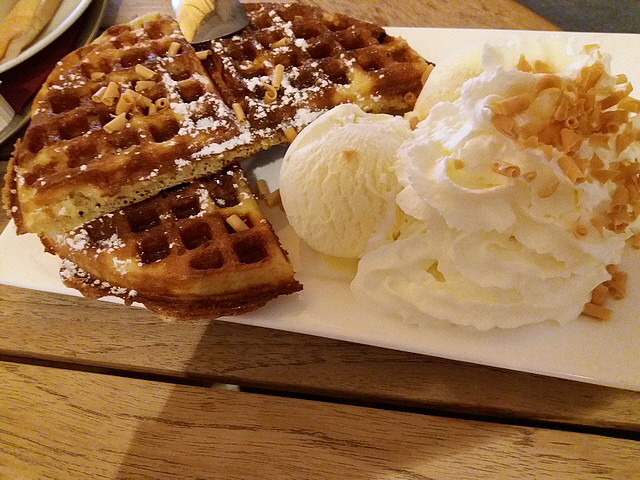 Lecker Waffel bei Netty und Ruud in der Oberstdorfer "Shoko".